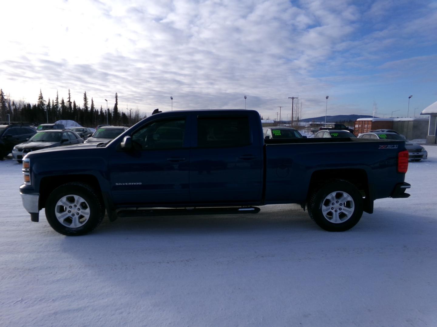 2015 Blue /Black Chevrolet Silverado 1500 LT Z71 Crew Cab 4WD (3GCUKREC6FG) with an 5.3L V8 OHV 16V engine, 6-Speed Automatic transmission, located at 2630 Philips Field Rd., Fairbanks, AK, 99709, (907) 458-0593, 64.848068, -147.780609 - Photo#2